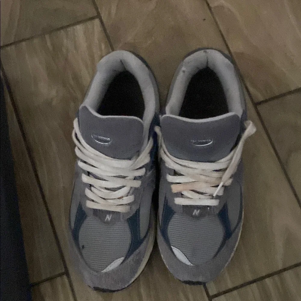 New Balance Gray and Cream Sneakers with Cushioned Midsole - Picture 3 of 4